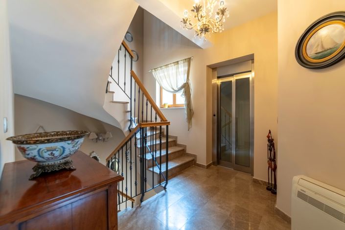 Image No.17-6 Bed House for sale