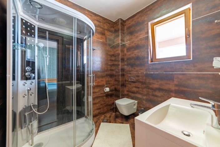 Image No.28-6 Bed House for sale