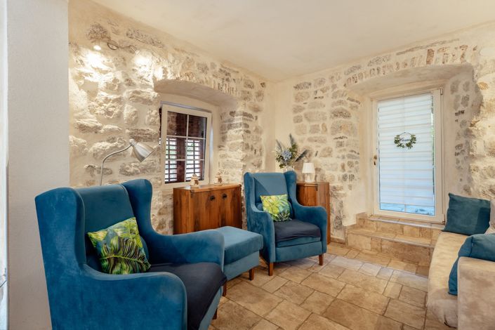 Image No.8-10 Bed House for sale