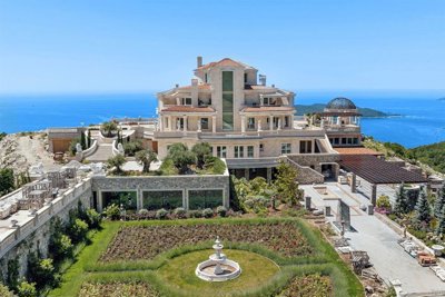 1-luxury-estate-with-a-villa-and-large-landsc