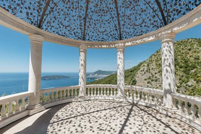 8-luxury-estate-with-a-vila-and-large-landsca