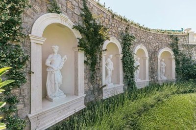 7-luxury-estate-with-a-villa-and-large-landsc