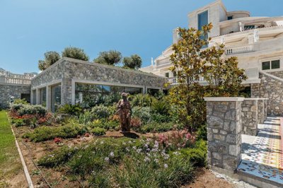 9-luxury-estate-with-a-vila-and-large-landsca