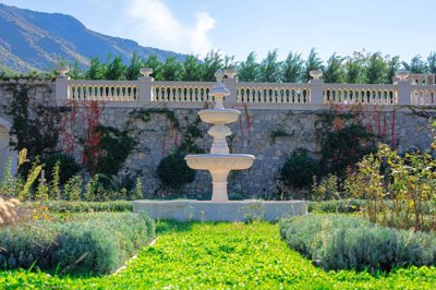 9-luxury-estate-with-a-villa-and-large-landsc