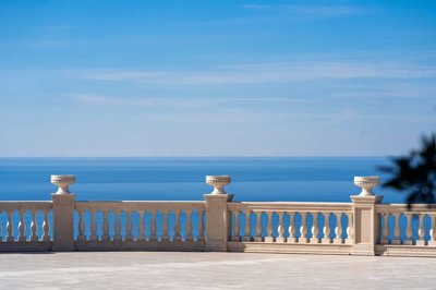 10-luxury-estate-with-a-villa-and-large-lands