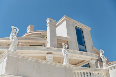 12-luxury-estate-with-a-vila-and-large-landsc