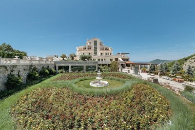 2-luxury-estate-with-a-vila-and-large-landsca