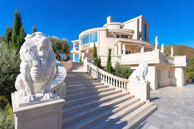 3-luxury-estate-with-a-villa-and-large-landsc