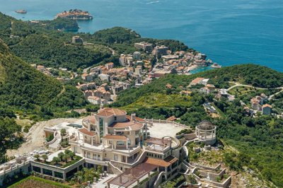 4-luxury-estate-with-a-vila-and-large-landsca