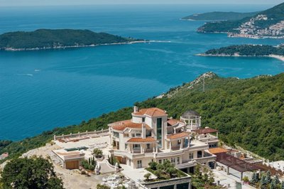 5-luxury-estate-with-a-vila-and-large-landsca