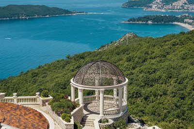 6-luxury-estate-with-a-vila-and-large-landsca