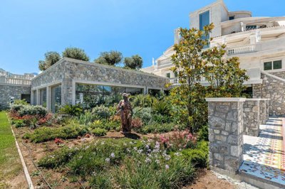 4-luxury-estate-with-a-villa-and-large-landsc