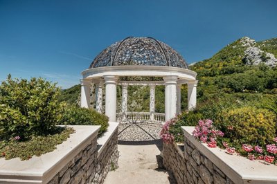 7-luxury-estate-with-a-vila-and-large-landsca