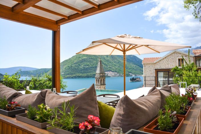 Image No.1-7 Bed Hotel for sale