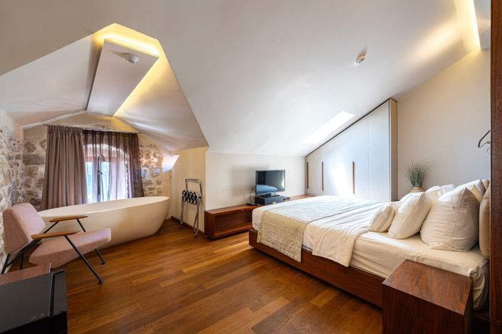 Image No.27-7 Bed Hotel for sale