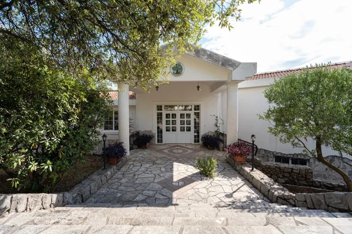 Image No.1-9 Bed Villa for sale