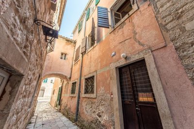 3-1-kotor-old-town-historic-palace-from-the-1