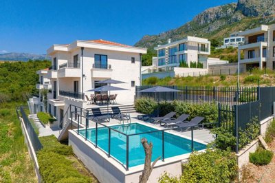 31-new-furnished-villa-with-a-pool