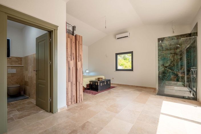 Image No.21-4 Bed House for sale