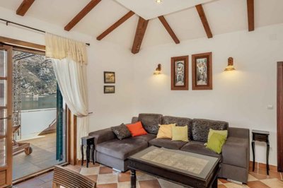 9-2bdr-apartment-on-the-first-line
