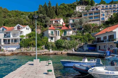 3-a-waterside-house-in-rose-lustica
