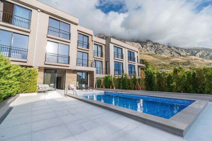 Image No.2-5 Bed House for sale