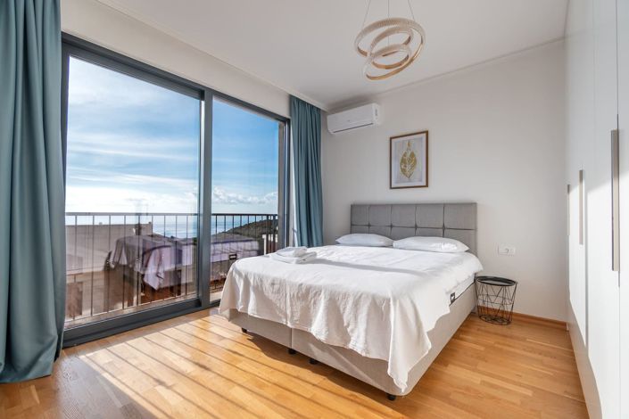 Image No.8-5 Bed House for sale