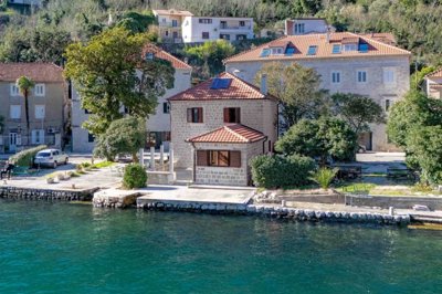 0-waterfront-stone-house-in-kotor-2