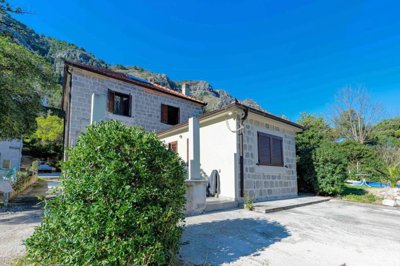 4-waterfront-stone-house-in-kotor