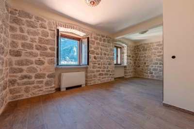 5-waterfront-stone-house-in-kotor-1