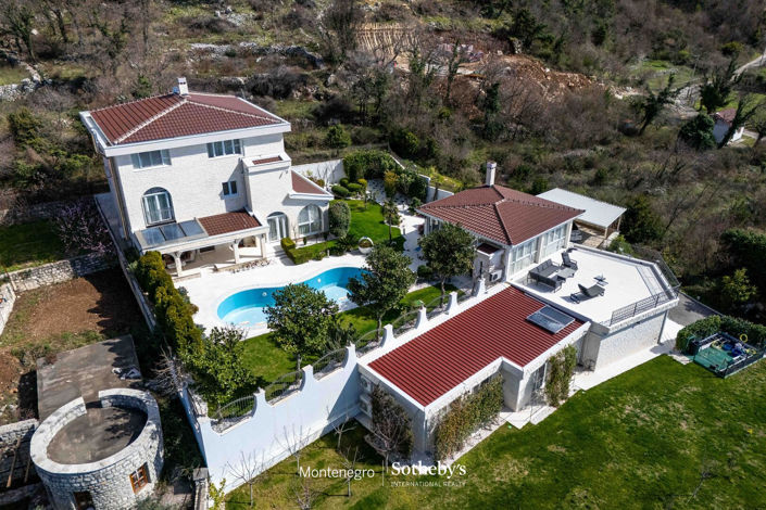 Image No.2-5 Bed Villa for sale