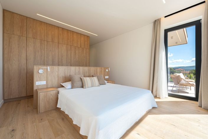 Image No.9-4 Bed House for sale