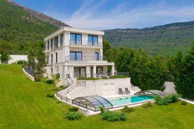 1-1unique-villa-with-pool-in-gradiosnica-tiva