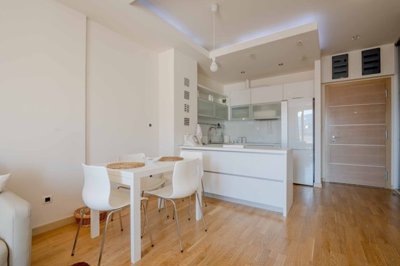 8-1-bdr-apartment-with-sea-view-and-garage-ni