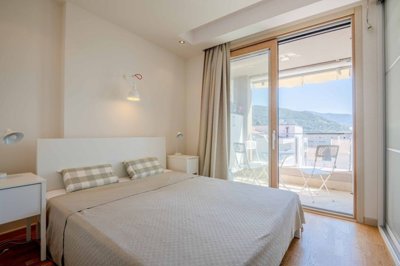 9-1-bdr-apartment-with-sea-view-and-garage-ni