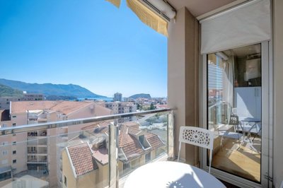 3-1-bdr-apartment-with-sea-view-and-garage-ni