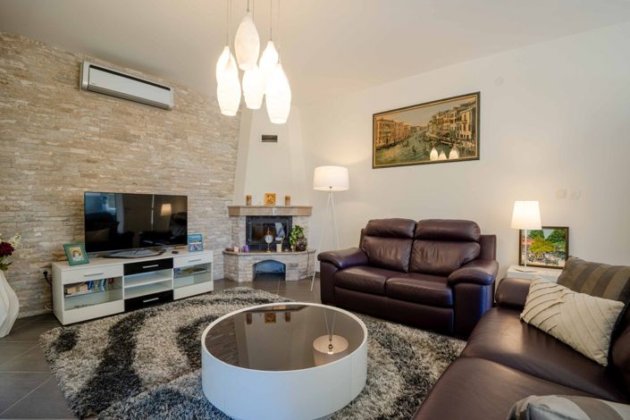 Image No.10-4 Bed House for sale