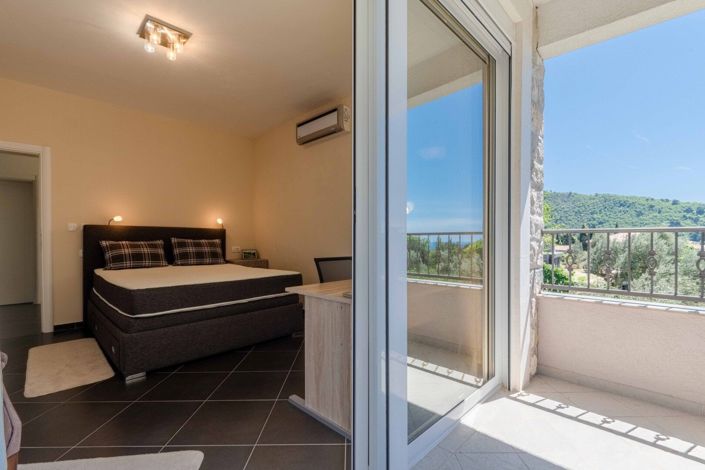 Image No.20-4 Bed House for sale