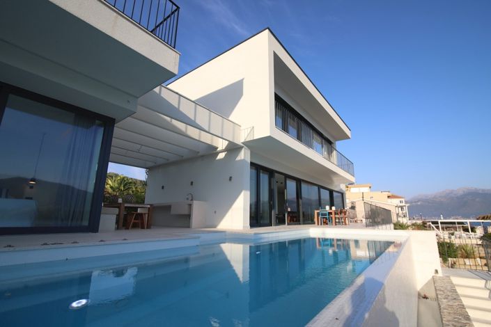 Image No.4-9 Bed Villa for sale