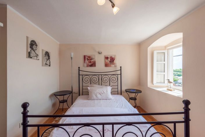 Image No.12-3 Bed House for sale