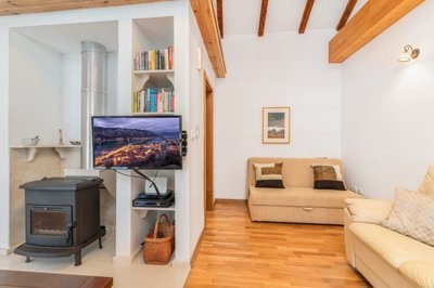 9-muo-waterfront-house-with-a-pool