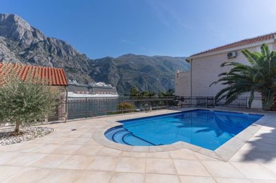 2-muo-waterfront-house-with-a-pool