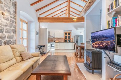 6-muo-waterfront-house-with-a-pool
