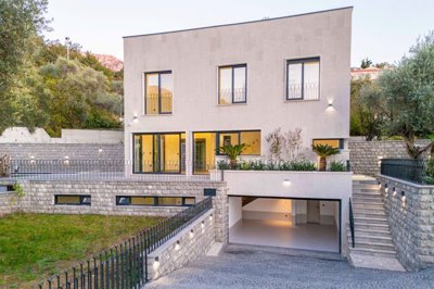 2-luxury-villa-on-a-prime-location-10