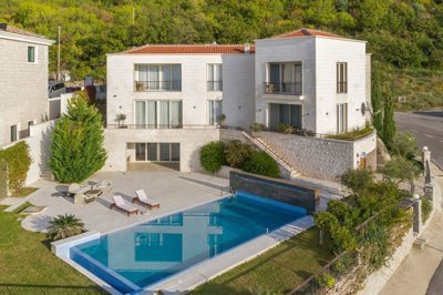2-luxury-villa-with-open-views-of-the-sea-and