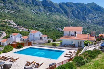 3-villas-in-a-luxury-residential-complex