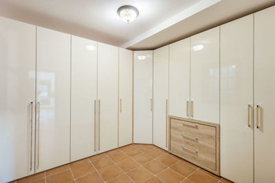 11-three-bedroom-luxury-apartment-in-a-waterf