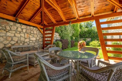 7-renovated-stone-villa-with-a-pool-and-garag