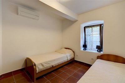 8-3bdr-apartment-on-the-first-line-strp-kotor