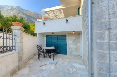 11-3bdr-apartment-on-the-first-line-strp-koto